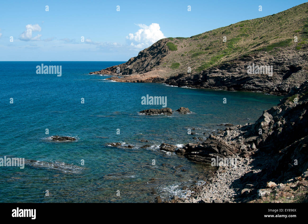 Das felsige Bucht und die Küste von Els Alocs auf der Insel Menorca Spanien Stockfoto