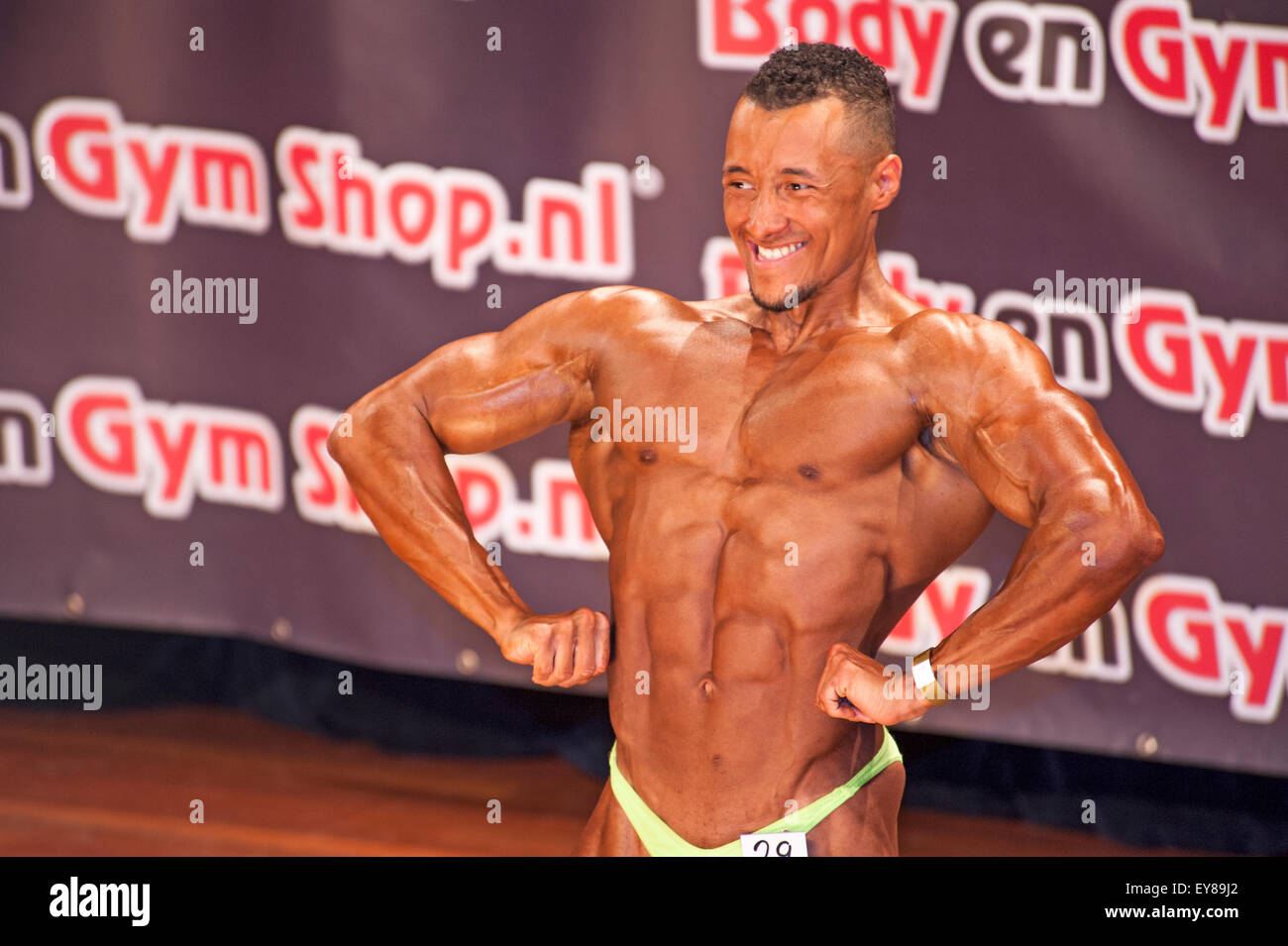 Männlichen Bodybuilder zeigt seine besten Lats verbreiten Pose am 38 ...