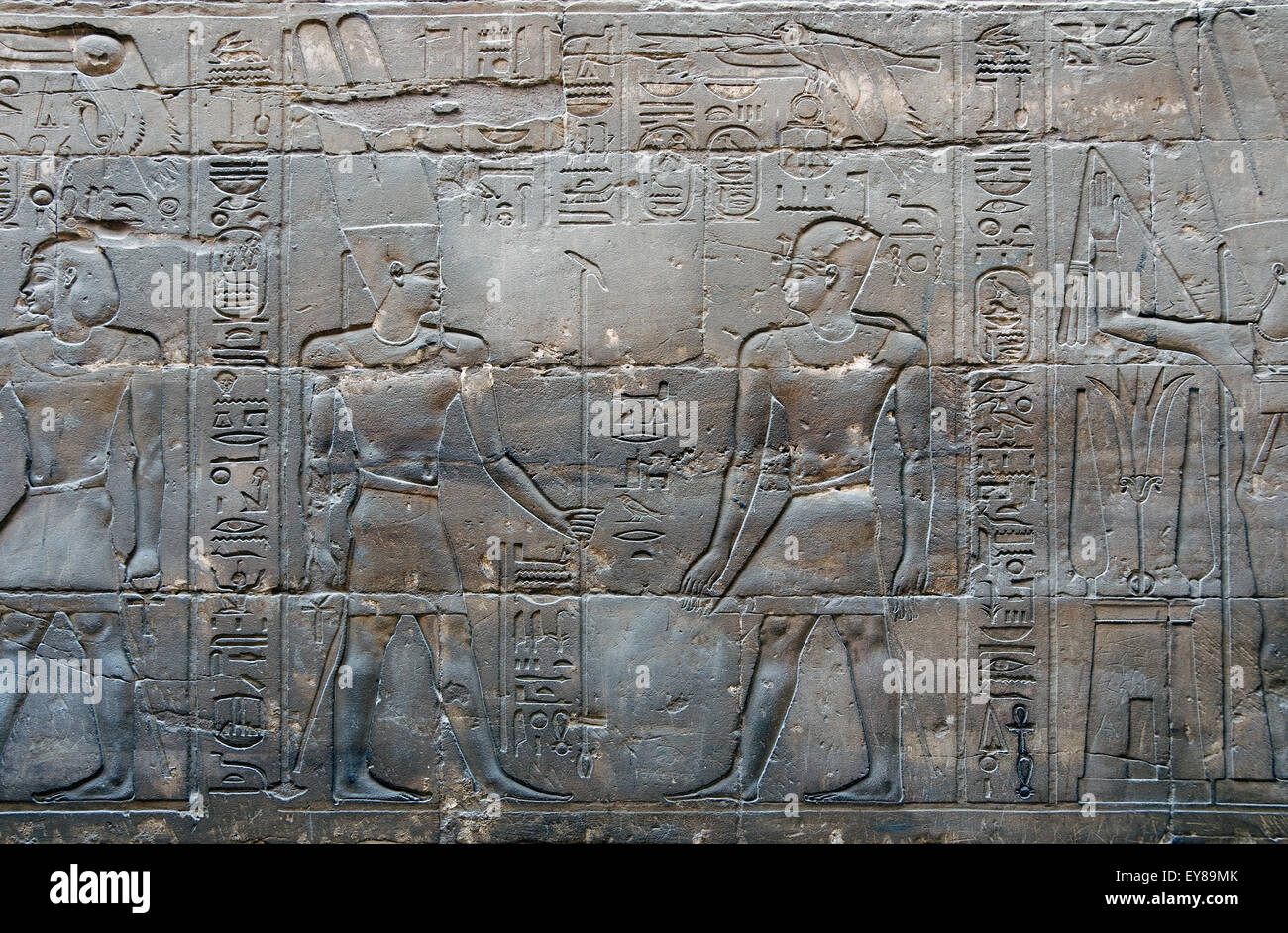 Luxor, Ägypten. Tempel von Luxor (Ipet Resyt): der Pharao Alexander der große (356-323 v. Chr.) und der Gott Amon Stockfoto