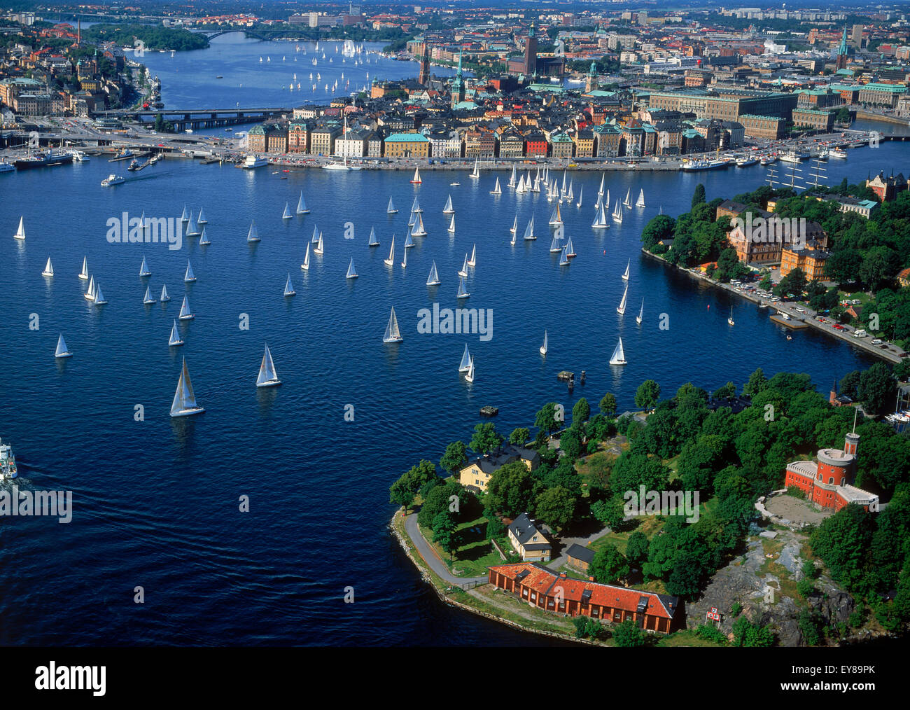 Luftaufnahme von Segelbooten, die rund um die Altstadt von Stockholm während der Sommer-Regatta am Saltsjön Gewässer eine Bucht der Ostsee Stockfoto