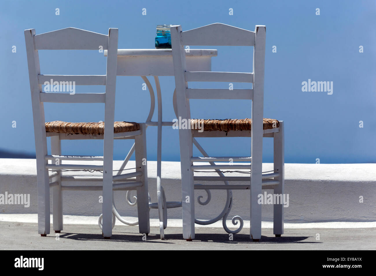 Zwei Stühle Santorini Griechenland ruhig Stockfoto