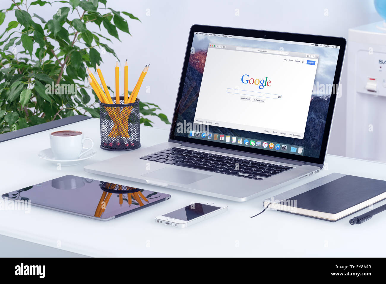 Varna, Bulgarien - 29. Mai 2015: Apple MacBook Pro Retina mit Safari-Browser die Google-Suche mit iPad und iPhone zeigt. Stockfoto