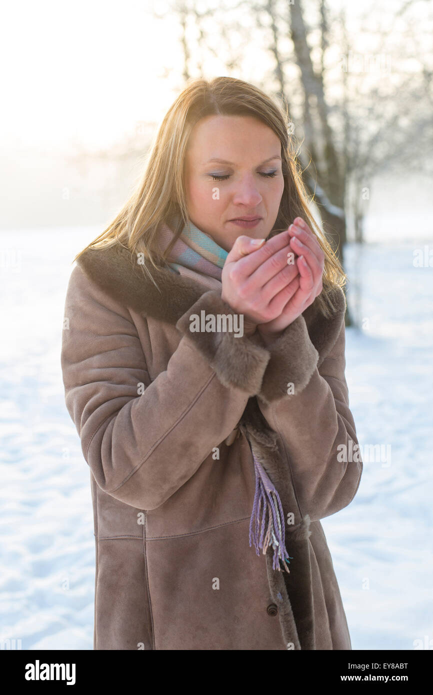 Junge Frau in warme Kleidung im winter Stockfoto
