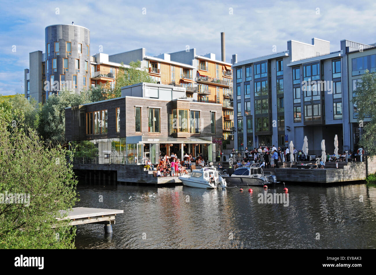 Speisen, Getränke und Boote auf dem Wasser im Restaurant Göteborg in Hammarby Sjöstad Bereich auf der Sikla-Kanal in Stockholm, Schweden Stockfoto