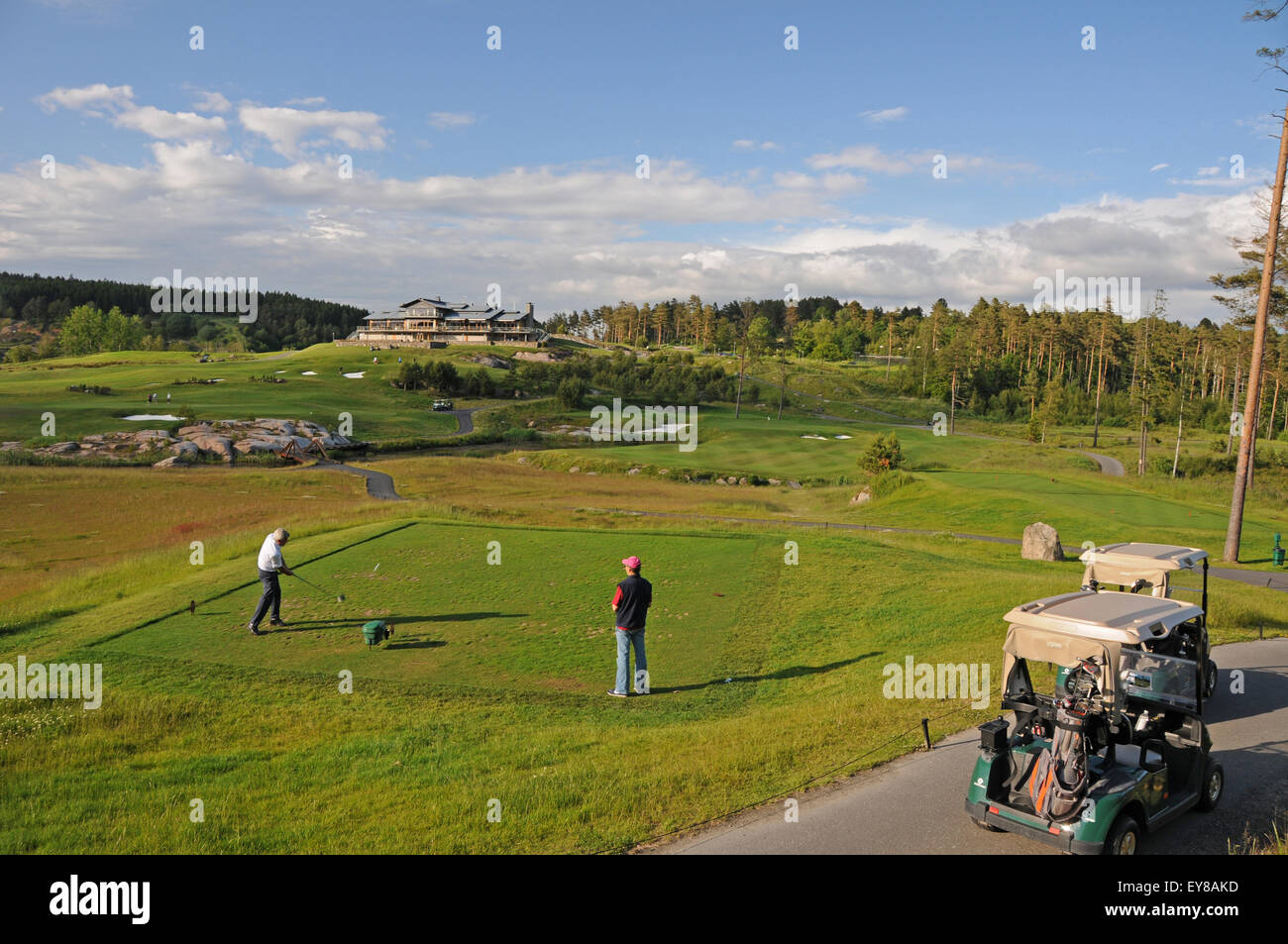 Abschlag im Hills Golf Club in der Nähe von Göteborg an der Westküste Schwedens Stockfoto