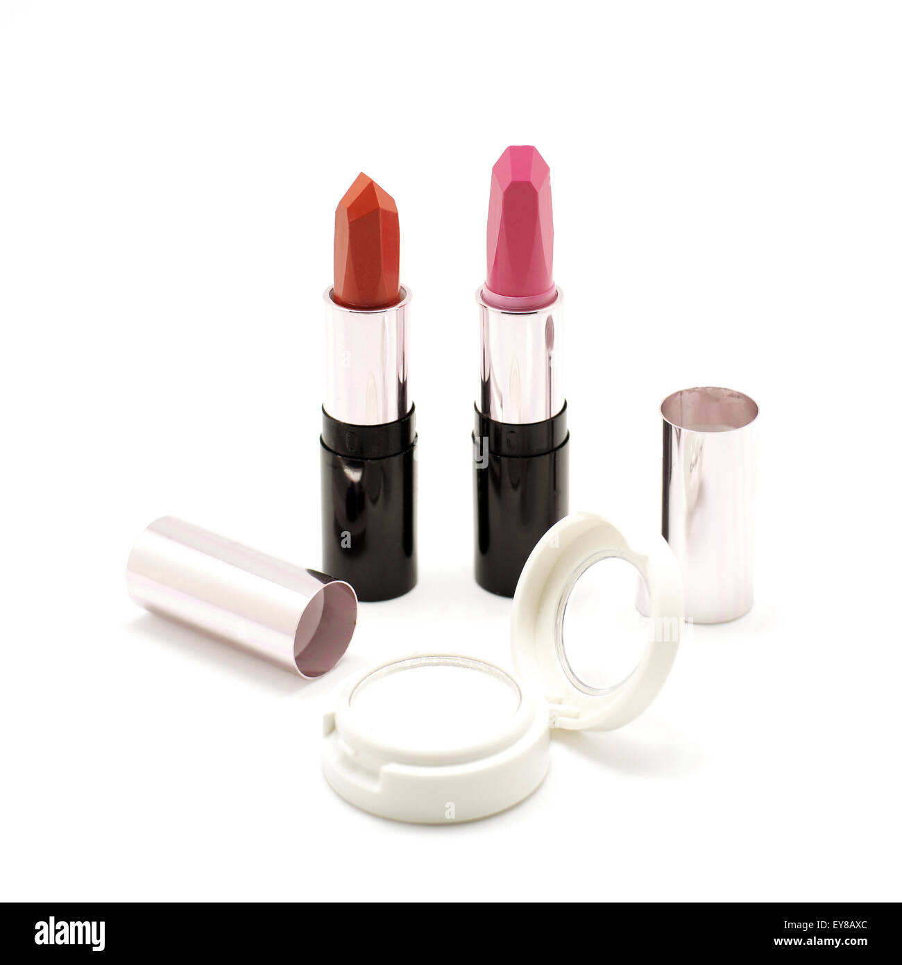 Lippenstift und Lidschatten isoliert auf weißem Hintergrund Stockfoto