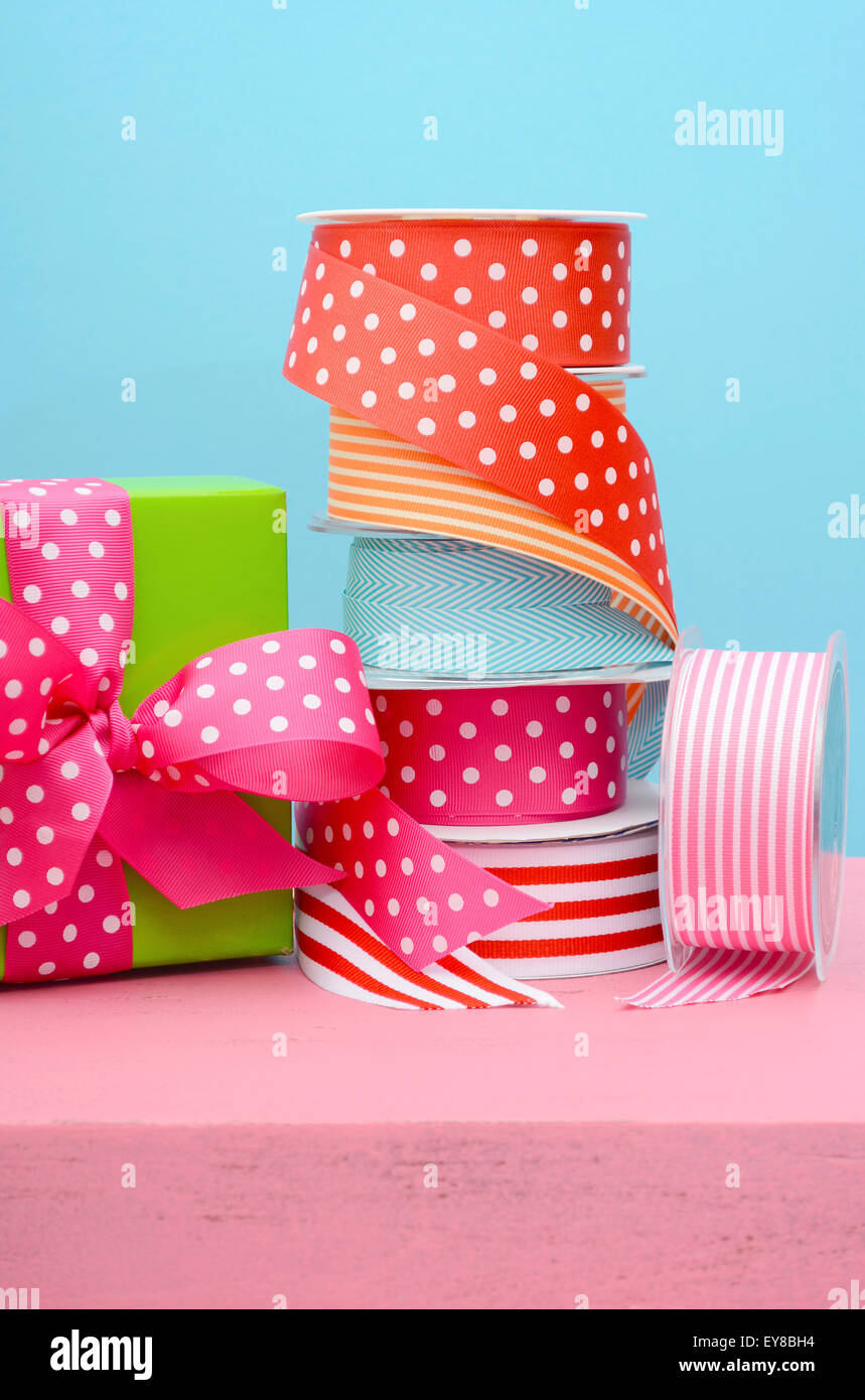 Geburtstag oder besonderen Anlass Geschenkverpackung mit hellen Farbe Geschenk-Box und Rollen mit bunten Bändchen. Stockfoto