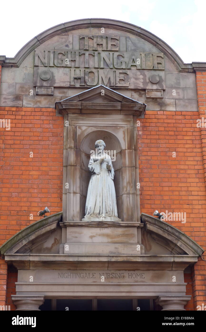Florence Nightingale-Statue in der Nische über redundante Gebäude in der Nähe von Derby Krankenhaus jetzt demollshed Stockfoto
