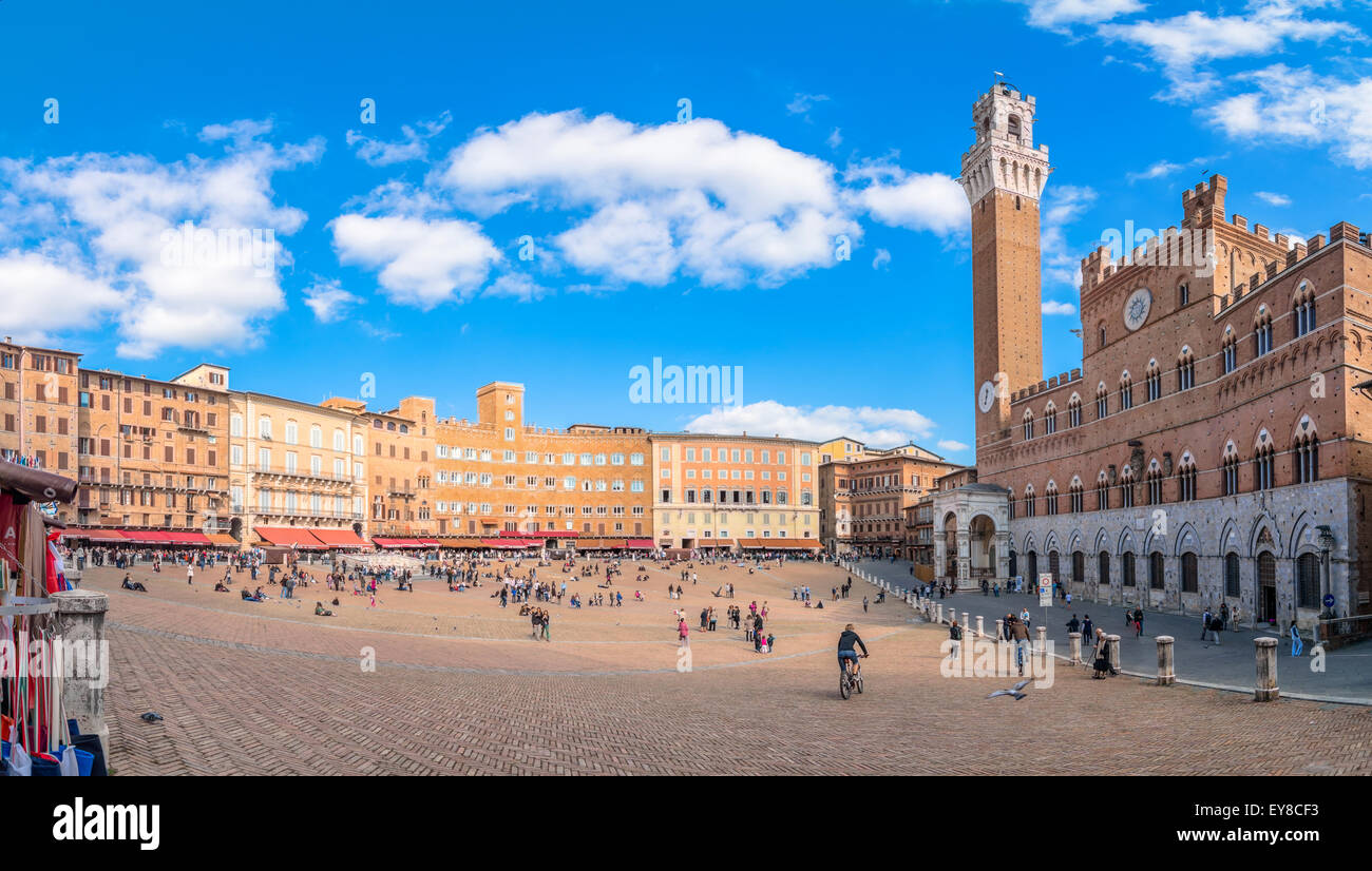 SIENA, Italien - 26. Oktober 2014: Touristen genießen Platz Piazza del Campo in Siena, Italien. Stockfoto