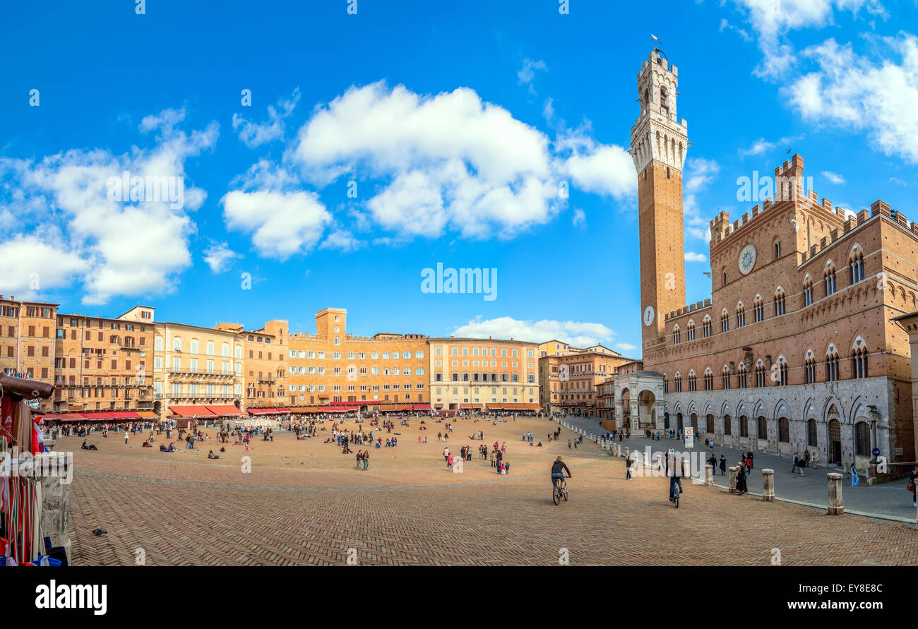 SIENA, Italien - 26. Oktober 2014: Touristen genießen Platz Piazza del Campo in Siena, Italien. Stockfoto