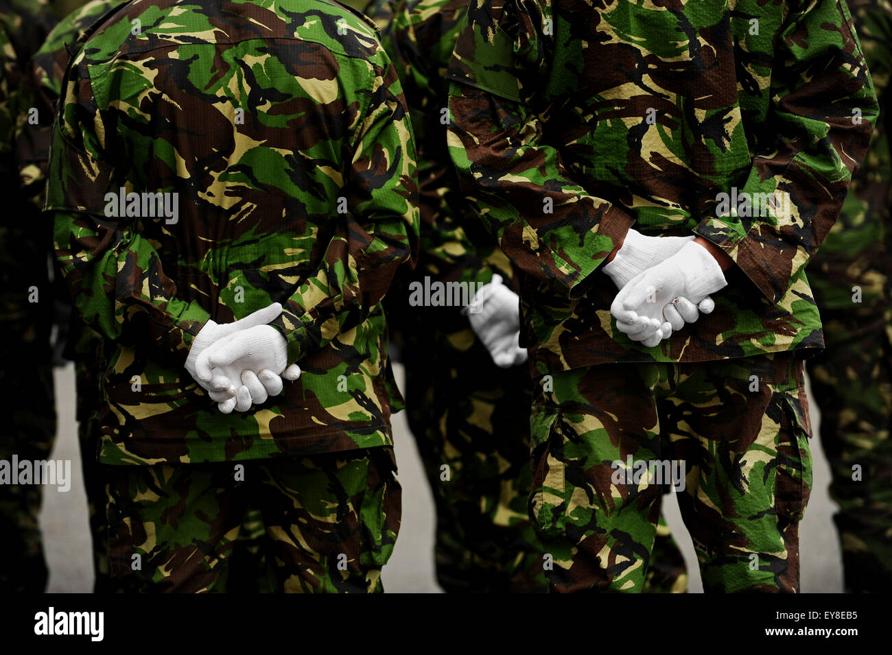 Zwei Soldaten in uniform mit Händen hinter dem Rücken Tarnung Stockfoto