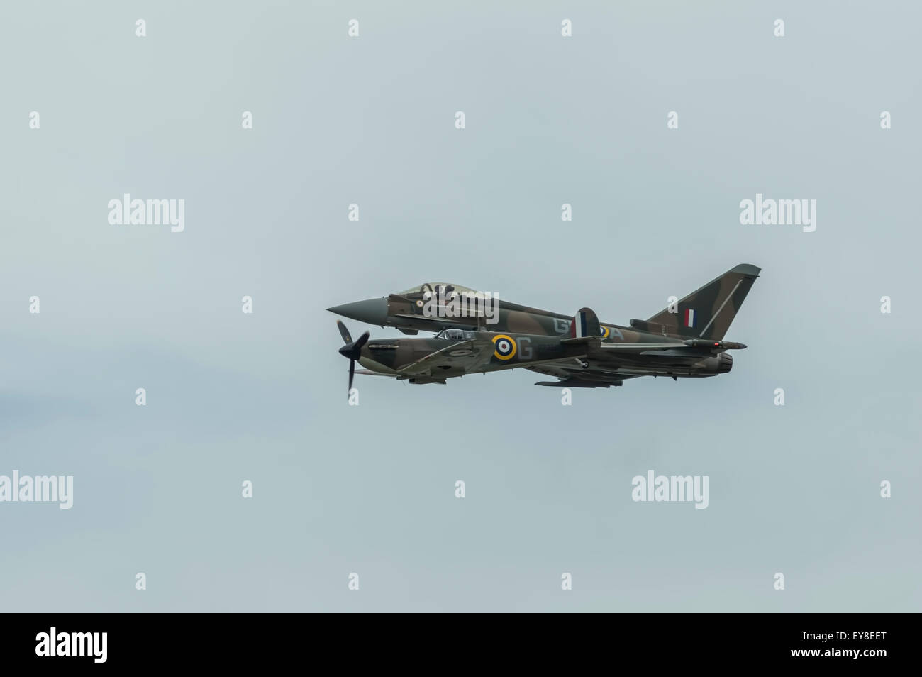 Typhoon mit Spitfire beim RIAT 2015 Stockfoto