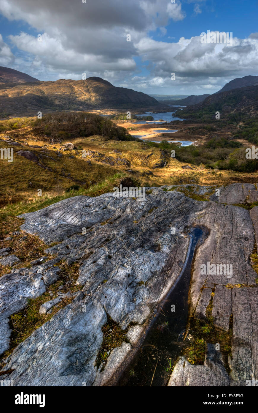 Fernblick über Seen und Berge im Ring of Kerry, Irland Stockfoto