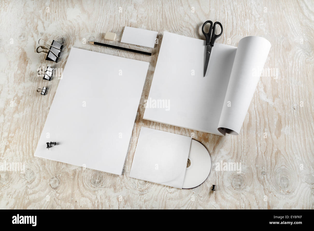 Foto von leeres Briefpapier. Corporate Identity-Vorlage auf hölzernen Hintergrund. Für Designpräsentationen und Portfolios. Stockfoto