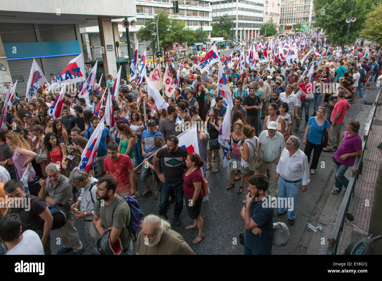 Tausende Menschen demonstrieren in Athen gegen die EU verhängt die Erhöhung der Mehrwertsteuer auf Produkte und Dienstleistungen. Das griechische Parlament v Stockfoto