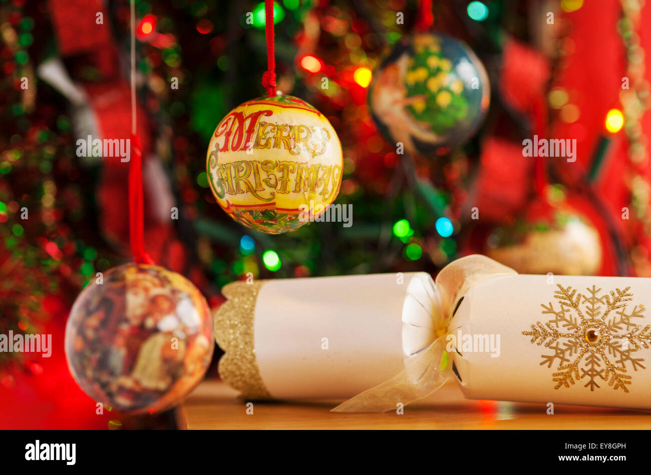 Frohe Weihnachtsdekorationen in rot- und Grüntöne begrenzte Schärfentiefe, so dass die Meldung Frohe Weihnachten sich zeichnet Stockfoto