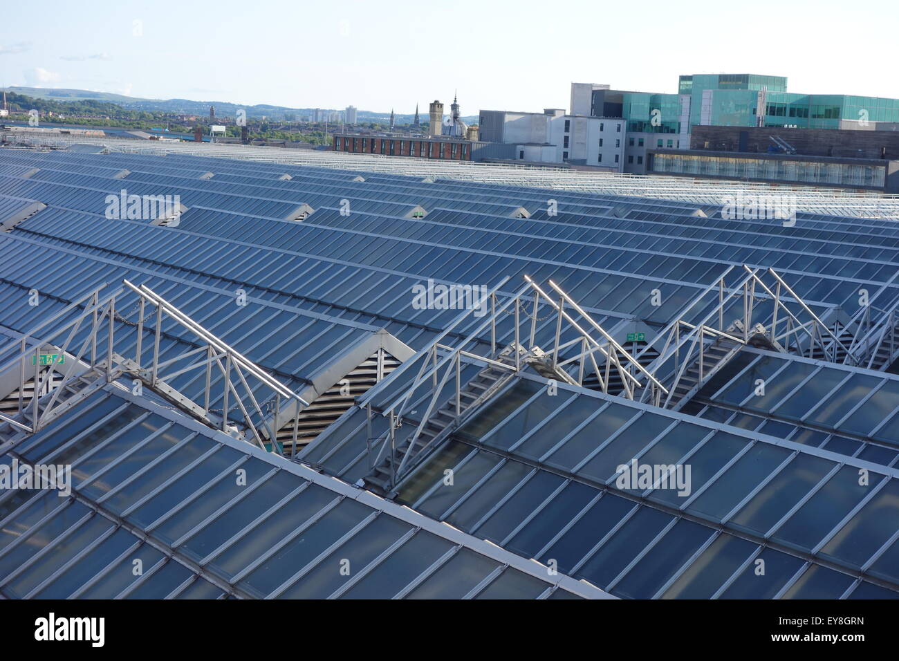 Blick über einen Teil des Daches des Glasgow Central Station, dem größten Glasdach in Europa Stockfoto