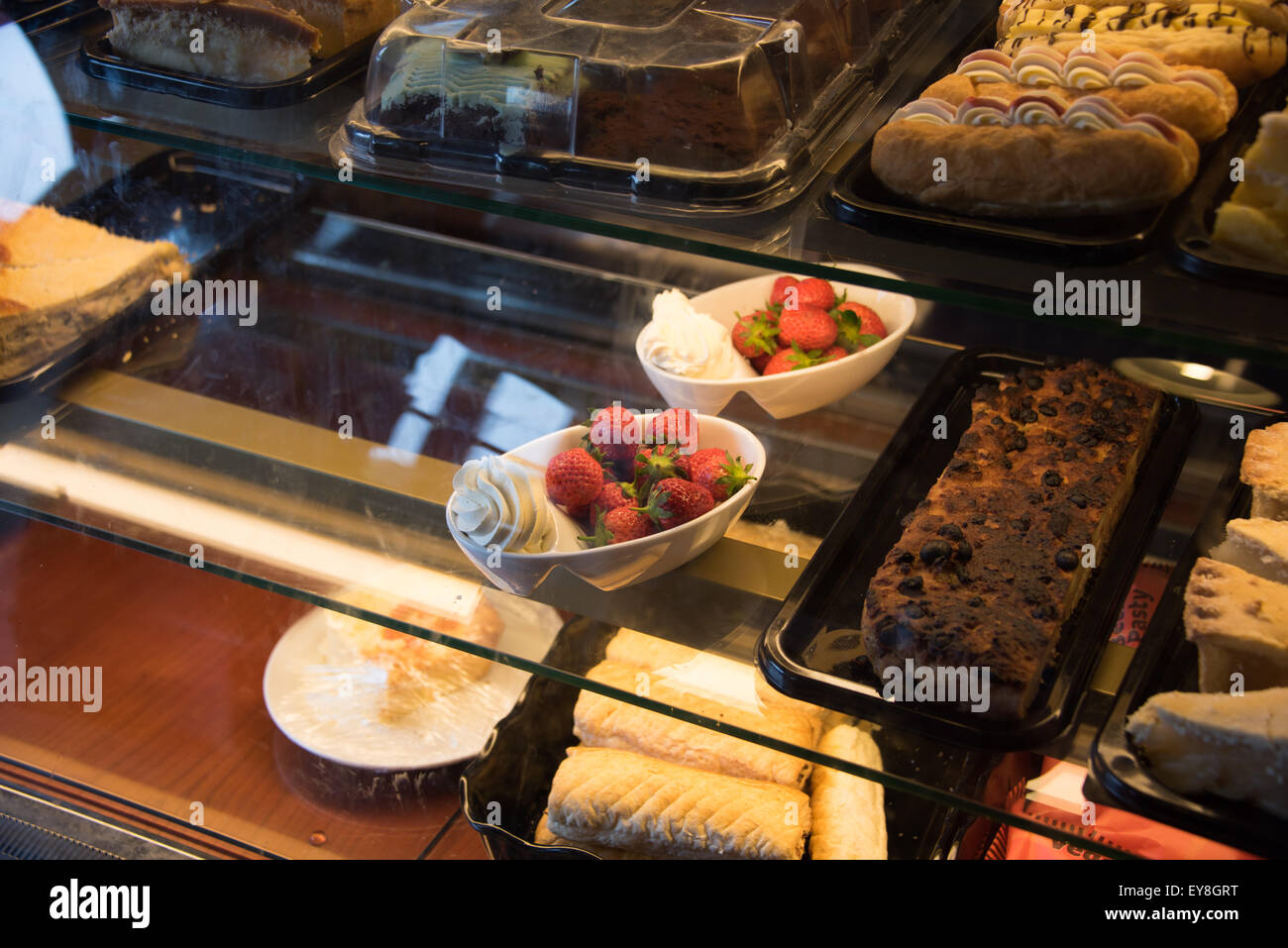 Verschiedene Kuchen und auch auf den Verkauf in Farm Shop Café Northicote Bauernhof-Wolverhampton uk Stockfoto