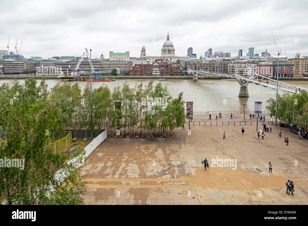 Blick vom Tate Modern: Fußgänger überqueren Millennium Bridge, eine Fußgängerbrücke über die Themse, Bankside, London, England, UK. Stockfoto