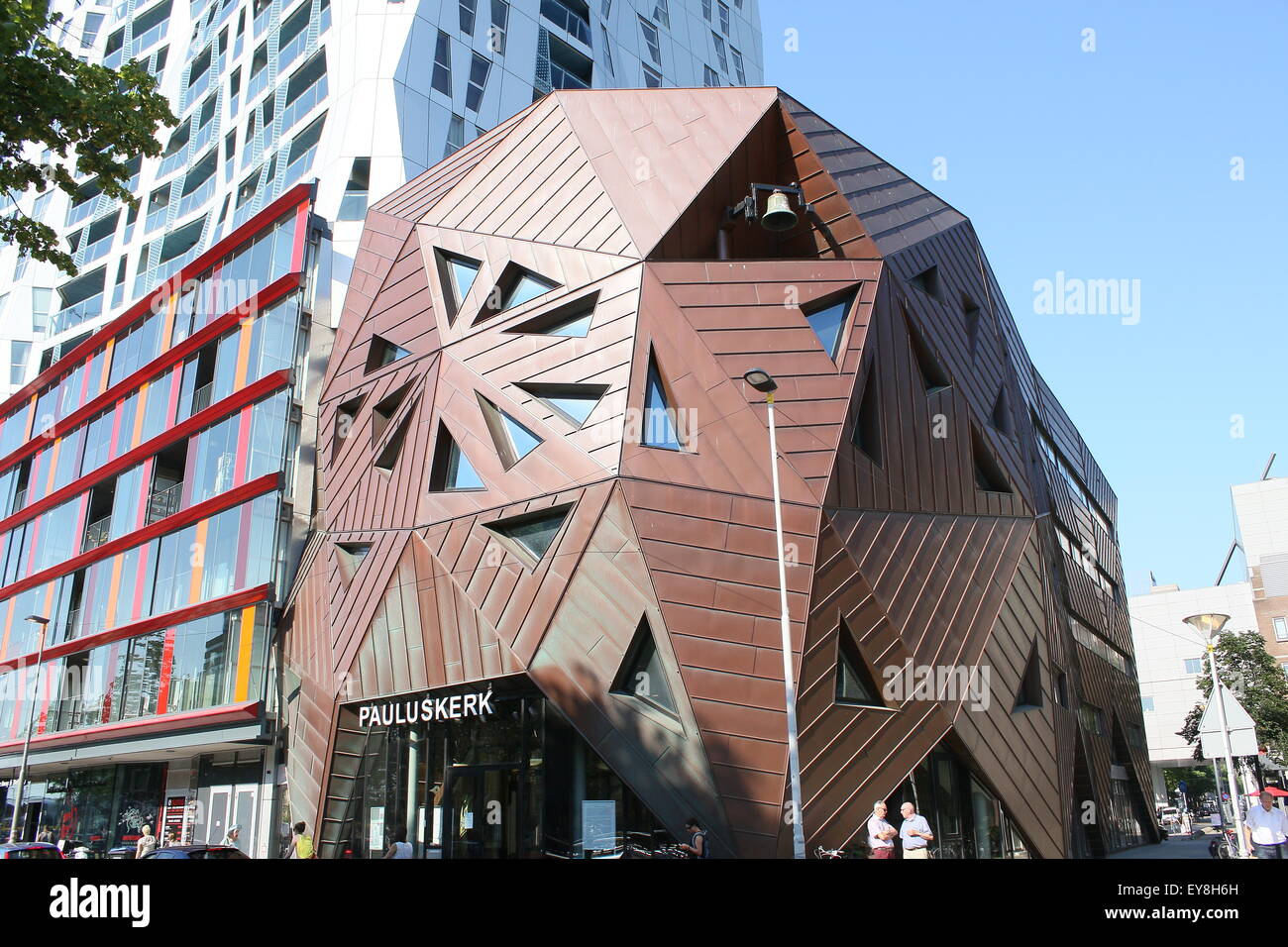 Neu umgebaut Studienkonferenz (St. Paul Church) in der Mauritsweg Street, Rotterdam, Niederlande. Calypso-Wohnhaus in den Rücken Stockfoto