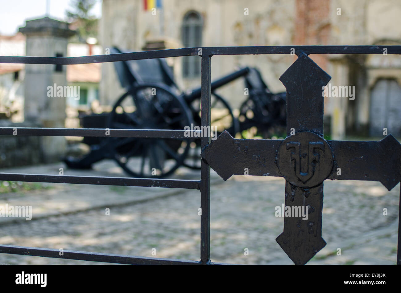 Friedhof in Rumänien Grabmarkierungen zu Ehren von Soldaten auf einem ruhigen Friedhof an einem sonnigen Tag Stockfoto