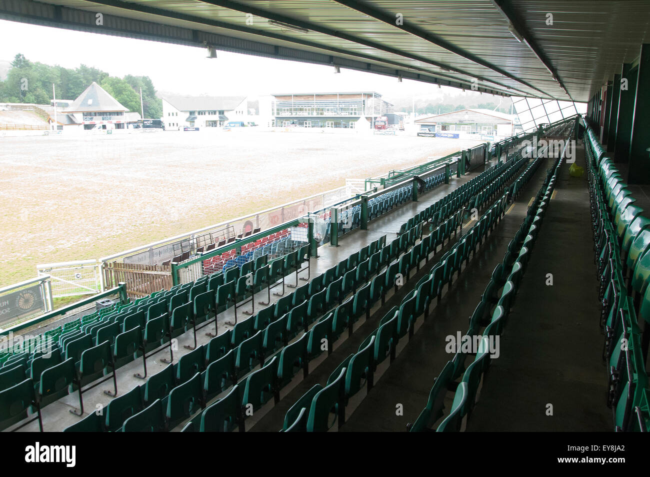 Llanelwedd, Powys, UK. 24. Juli 2015. Die Tribüne ist leer.  Das Wetter ist regnerisch für die Clearup nach dieser Wochen Royal Welsh Agricultural Show. Bildnachweis: Graham M. Lawrence/Alamy Live-Nachrichten. Stockfoto