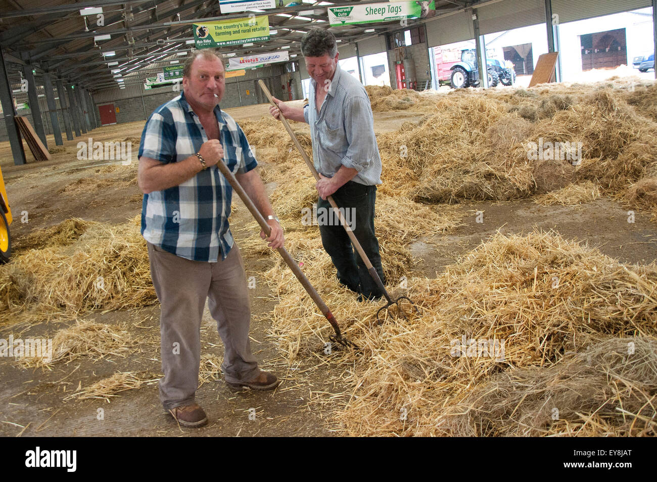 Llanelwedd, Powys, UK. 24. Juli 2015. Glyn & Richard klar die Vieh-Bereiche. Das Wetter ist regnerisch für die Clearup nach dieser Wochen Royal Welsh Agricultural Show. Bildnachweis: Graham M. Lawrence/Alamy Live-Nachrichten. Stockfoto