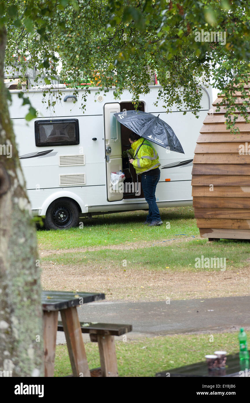 Llanelwedd, Powys, UK. 24. Juli 2015. Aussteller vorbereiten zu lassen. Das Wetter ist regnerisch für die Clearup nach dieser Wochen Royal Welsh Agricultural Show. Bildnachweis: Graham M. Lawrence/Alamy Live-Nachrichten. Stockfoto