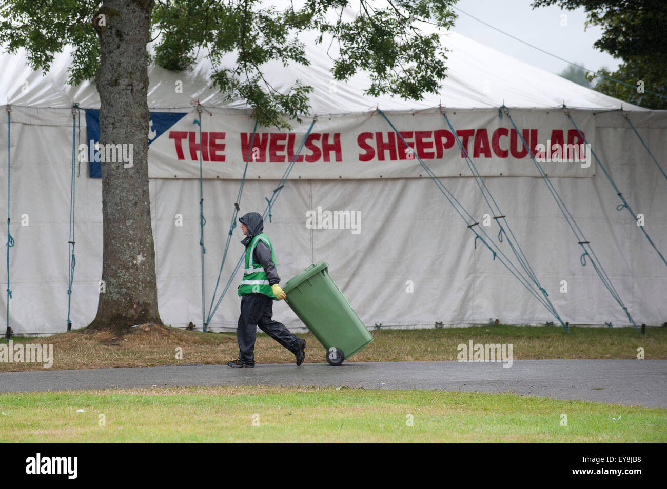Llanelwedd, Powys, UK. 24. Juli 2015. Wheelie Lagerplätze sind weggenommen. Das Wetter ist regnerisch für die Clearup nach dieser Wochen Royal Welsh Agricultural Show. Bildnachweis: Graham M. Lawrence/Alamy Live-Nachrichten. Stockfoto
