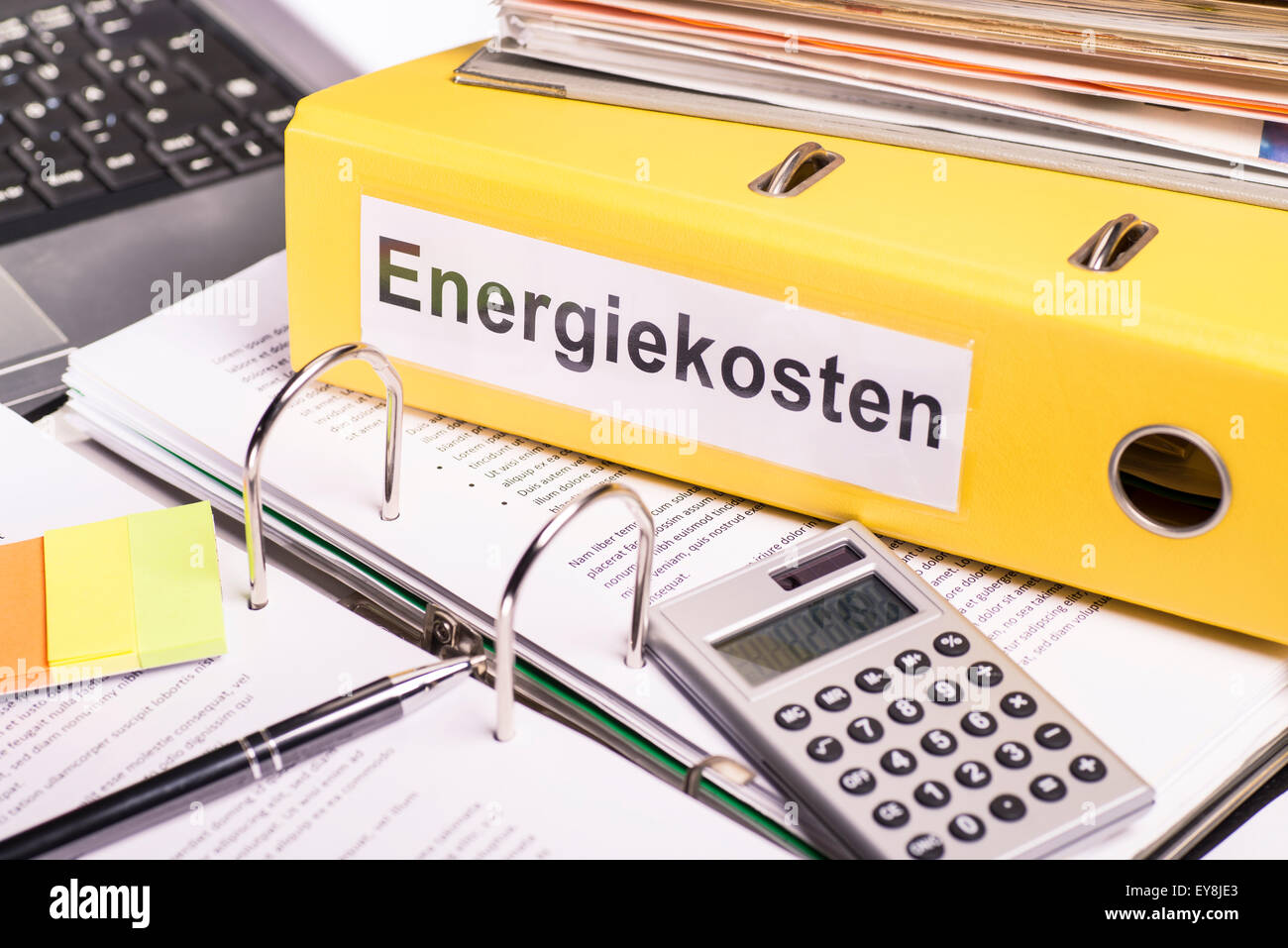 Gelben Ordner mit der Bezeichnung Energiekosten Stockfoto