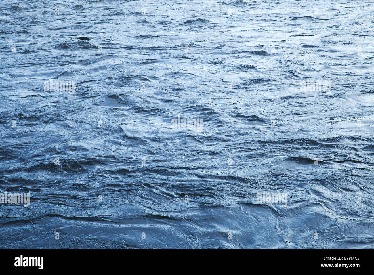 Schnellen Fluss Wasser Hintergrund mit Wellen und Wellen-Muster Stockfoto