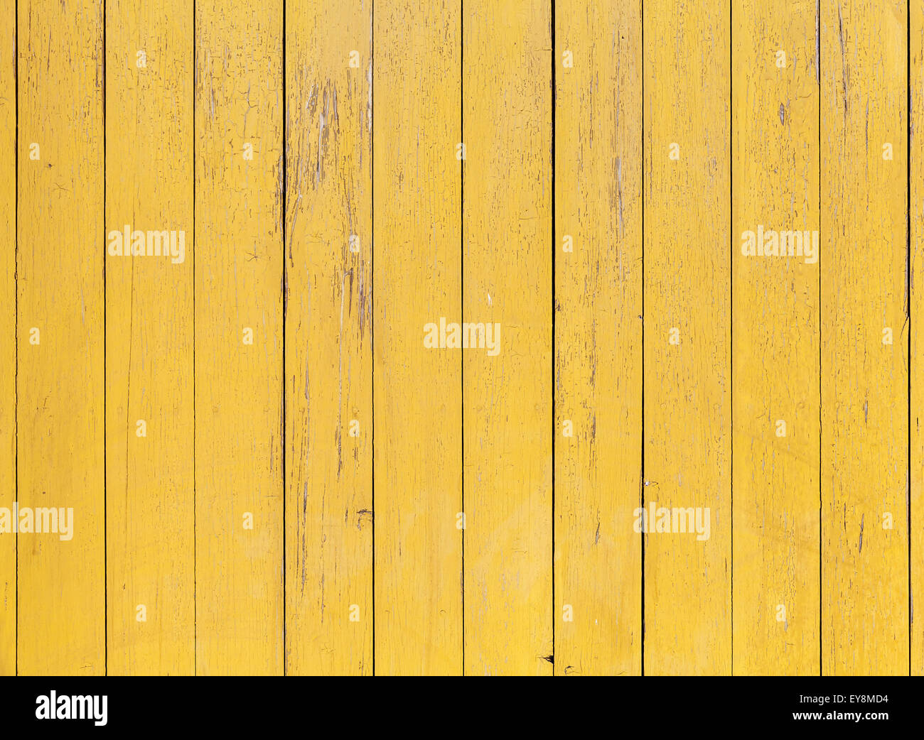 Alte gelbe Holzwand mit gerissenen Lackschicht, detaillierte Hintergrundtextur Foto Stockfoto