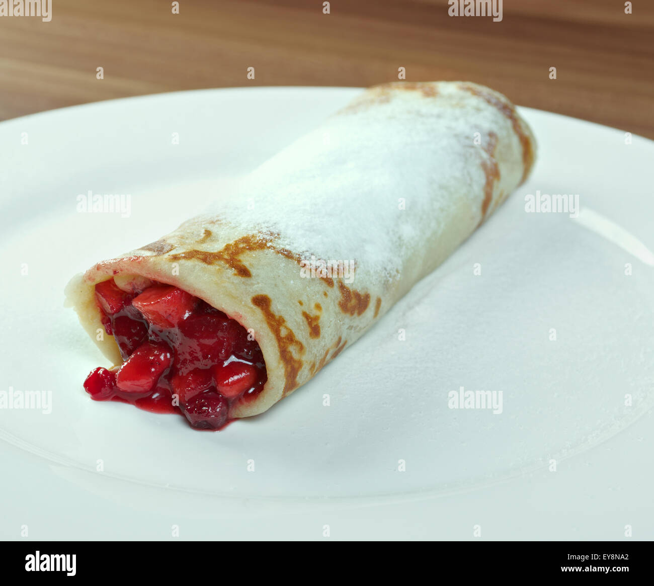 gefüllte Pfannkuchen mit Himbeermarmelade. Nahaufnahme Stockfoto