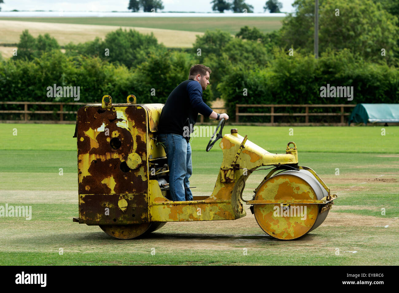 Man rollt ein Dorf-Cricket-Platz, Horley, Oxfordshire, Vereinigtes Königreich Stockfoto