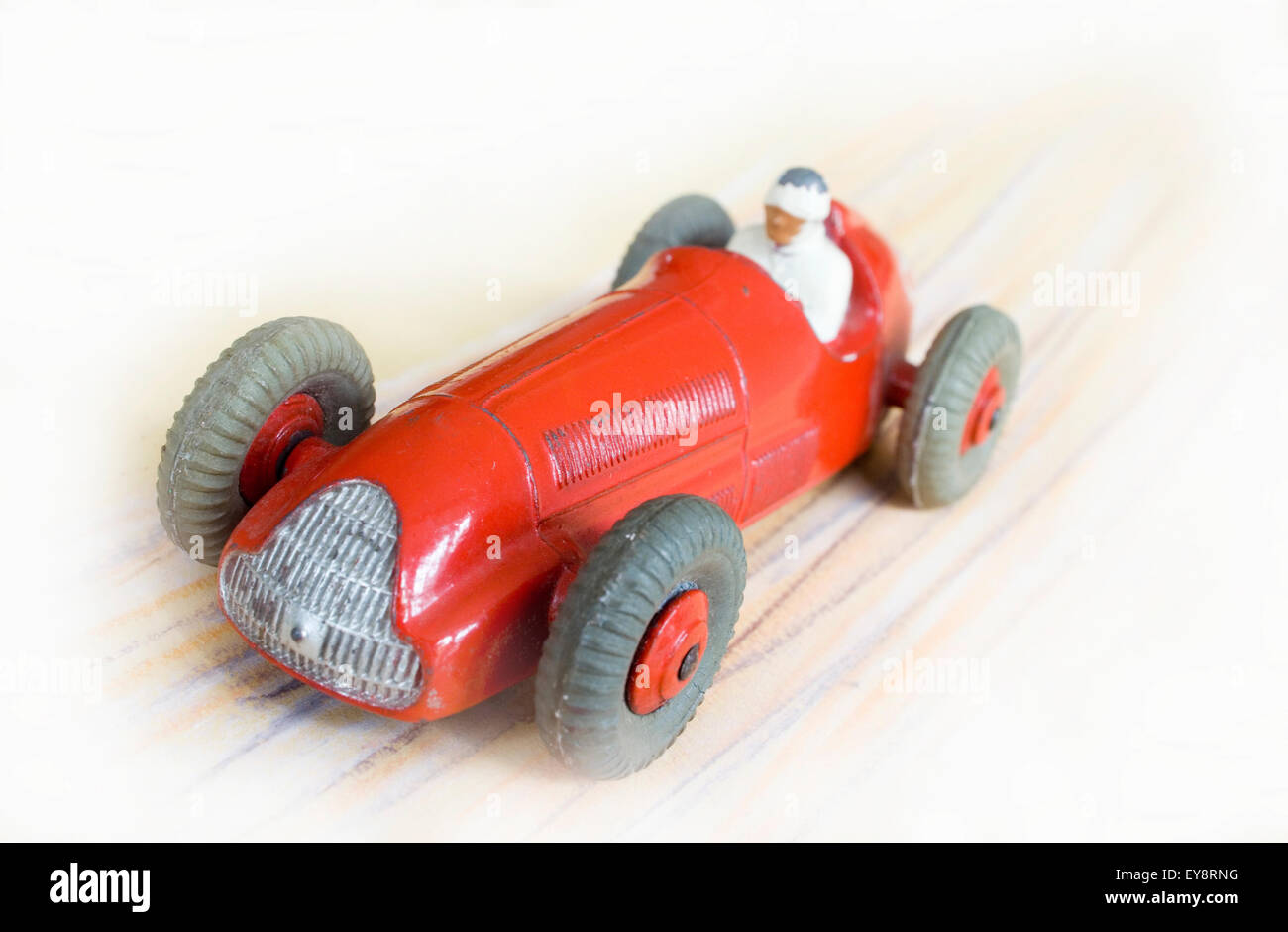 Dinky rot racing Auto Beschleunigung entlang. Stockfoto
