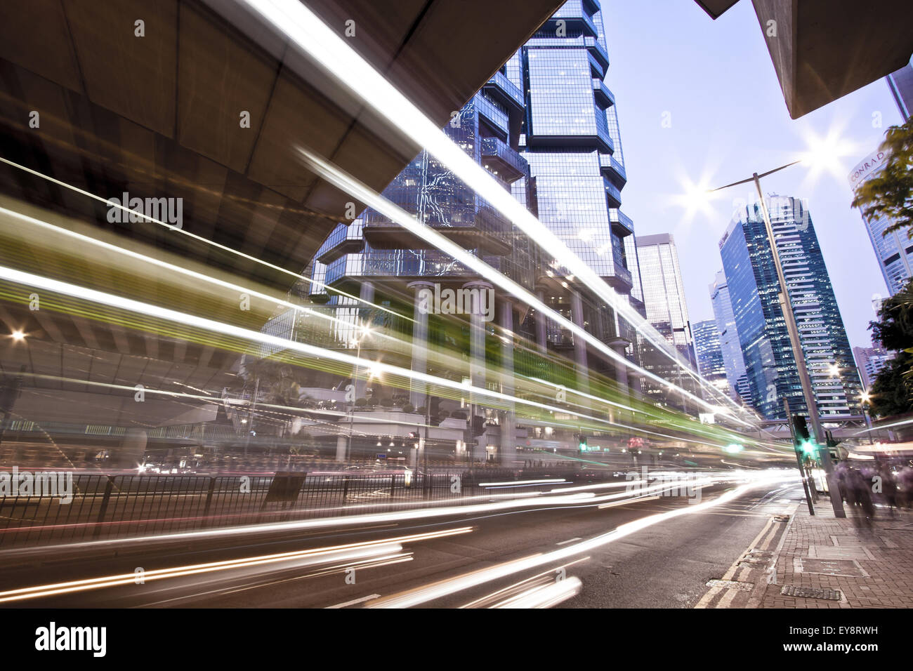 Lichtspuren in Hong Kong bei Nacht Stockfoto