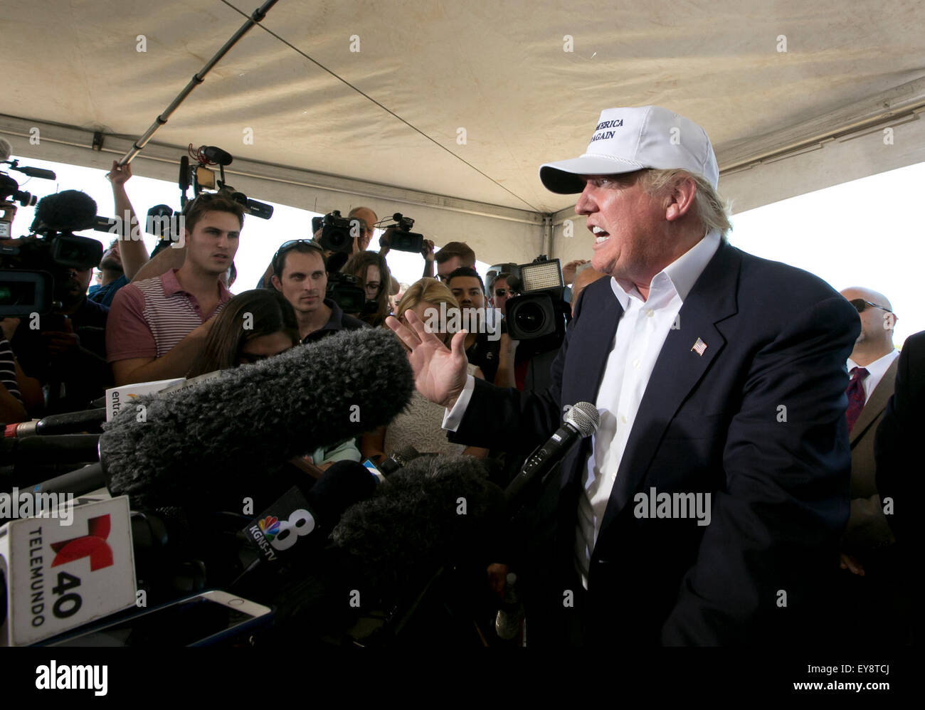 Donald Trump spricht zu den Medien im Rahmen einer Pressekonferenz auf der Grenze zwischen Texas und Mexiko in Laredo, Texas am 23. Juli 2015 Stockfoto