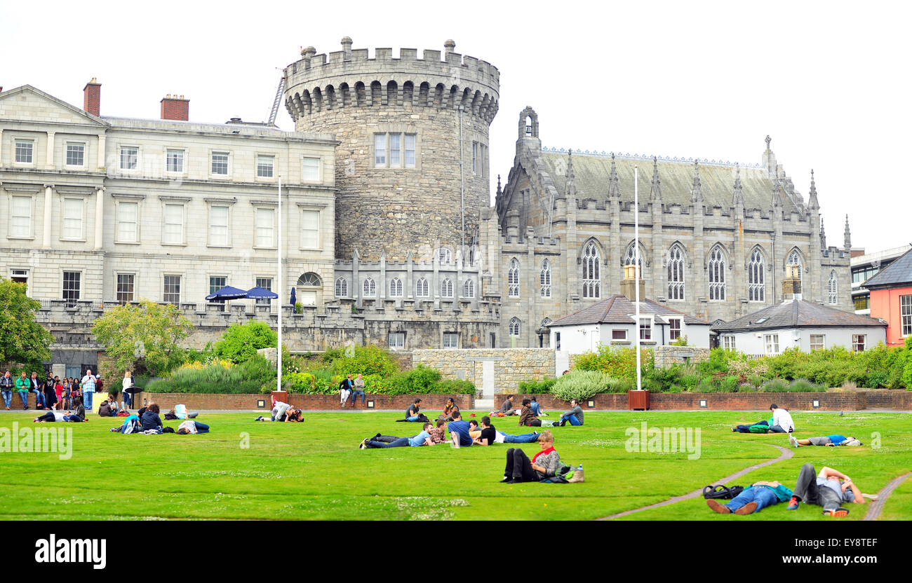 Menschen entspannen Sie sich in den Gärten von Dubh Linn von Dublin Castle in Irland. Stockfoto
