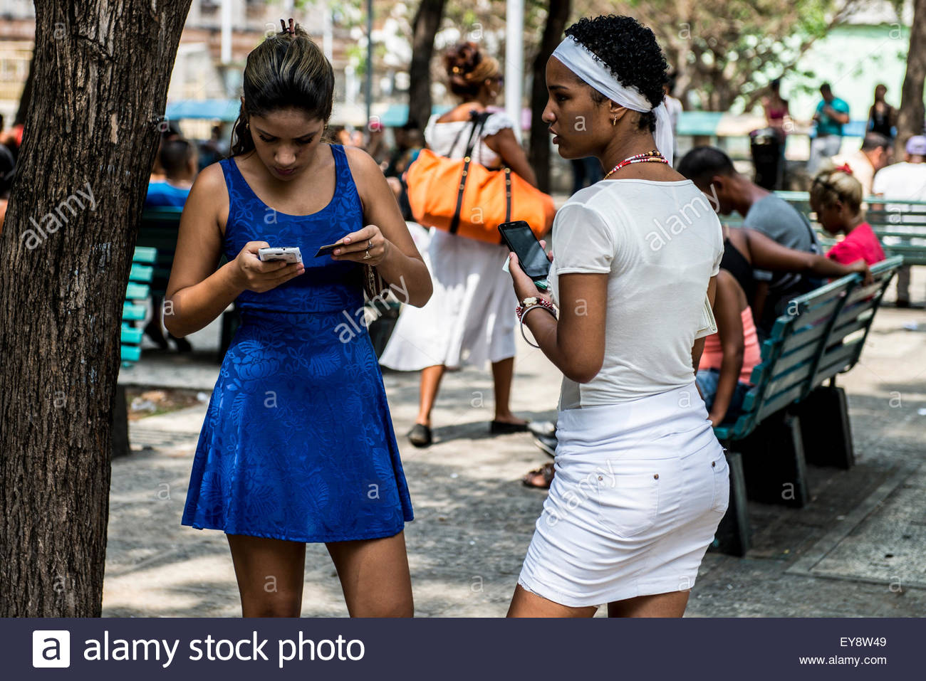 La Habana, Kuba. 23. Juli 2015. Kuba, Havanna: Zwei kubanische Frauen ...