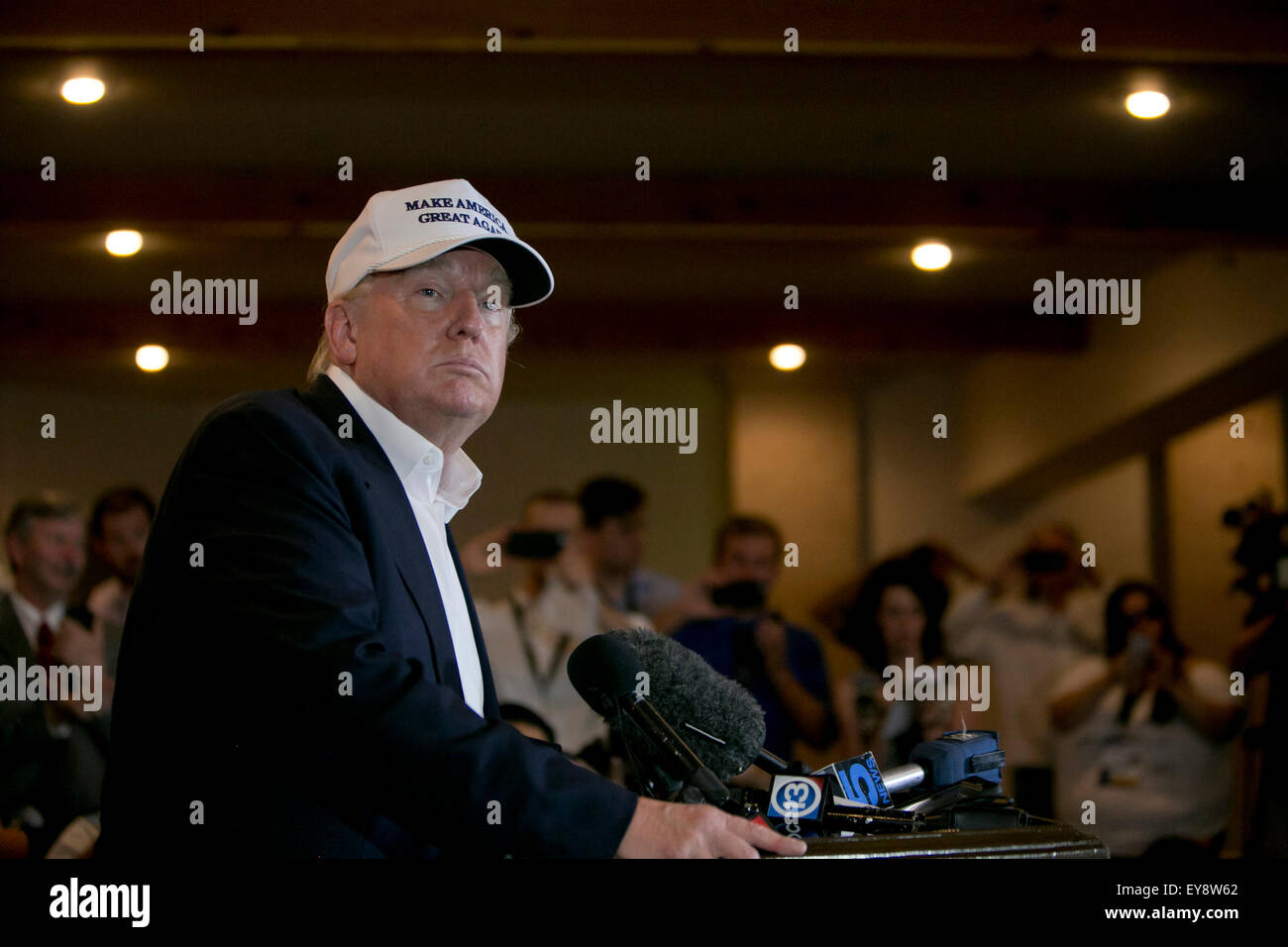 US-Präsidentschaftskandidat Donald Trump spricht, zu den Medien in der Paseo Real Empfangshalle in Laredo, Texas Stockfoto