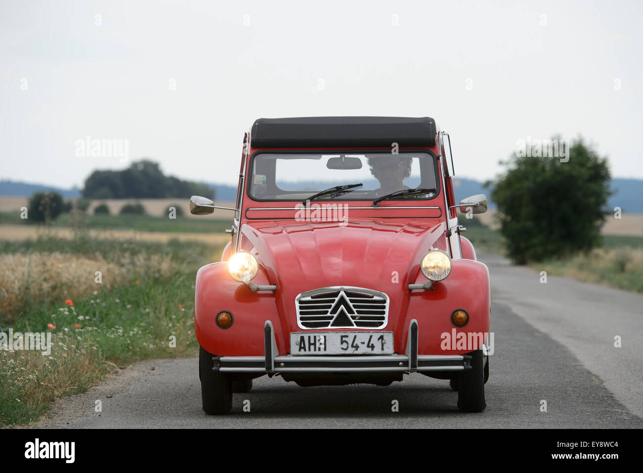 Tschechische Republik. 24. Juli 2015. Etwa 600 legendäre Citroen 2CV Oldtimer namens Ente (abgebildet in Jesenice) laufen in der Tschechischen Republik, 24. Juli 2015. Frankreich erklärte das Auto Ente als das Auto des Jahrhunderts in 1999. Die Produktion des Wagens wurde am 27. Juli vor 25 Jahren abgeschlossen. © Michal Kamaryt/CTK Foto/Alamy Live-Nachrichten Stockfoto