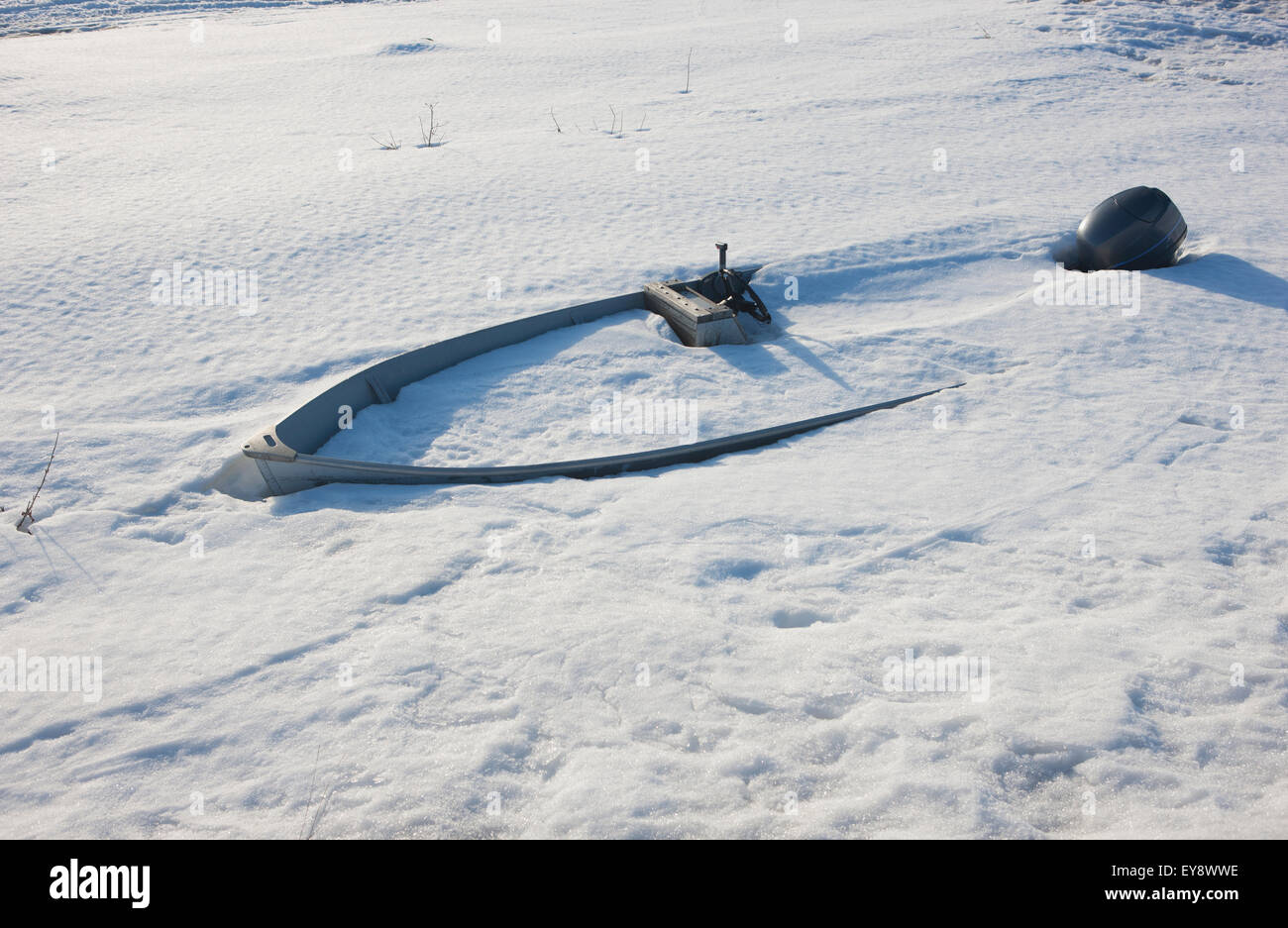 Boot mit einem Außenbordmotor im Schnee begraben; Noatak, Alaska, Vereinigte Staaten von Amerika Stockfoto