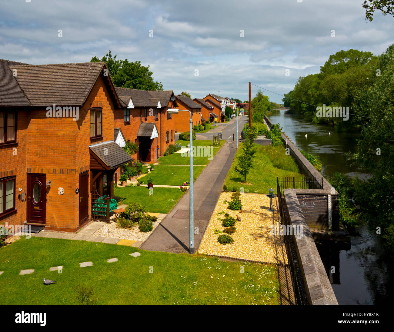 Moderne Häuser auf dem Deichvorland Überschwemmungsgebiet des Flusses Trent in Burton-On-Trent, Staffordshire England UK Stockfoto