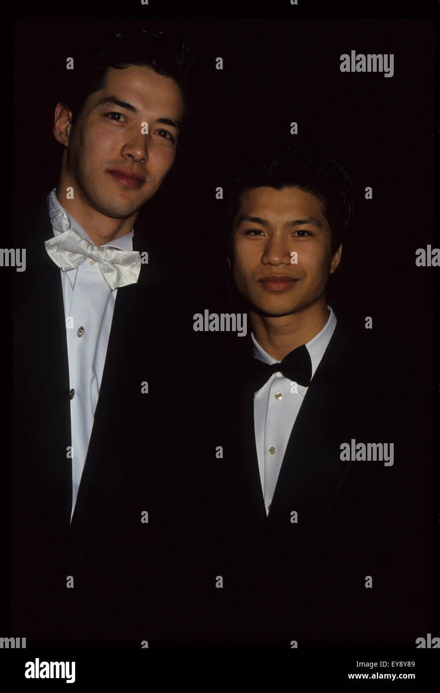 RUSSELL WONG mit Dustin Nguyen 1991.l1265. (Kredit-Bild: © Craig Skinner/Globe Fotos über ZUMA Draht über ZUMA Draht) Stockfoto