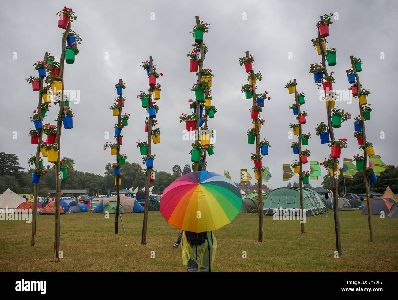 WOMAD Festival, Charlton Park, Wiltshire, UK. 24. Juli 2015. Menschen aufhören um zu betrachten Barthelemy Toguos Kunstinstallation "Wasser-Tanz" in die Welt der Kunst beim WOMAD-Festival in Charlton Park statt. 24. Juli 2015. Bildnachweis: Adam Gasson/Alamy Live-Nachrichten Stockfoto