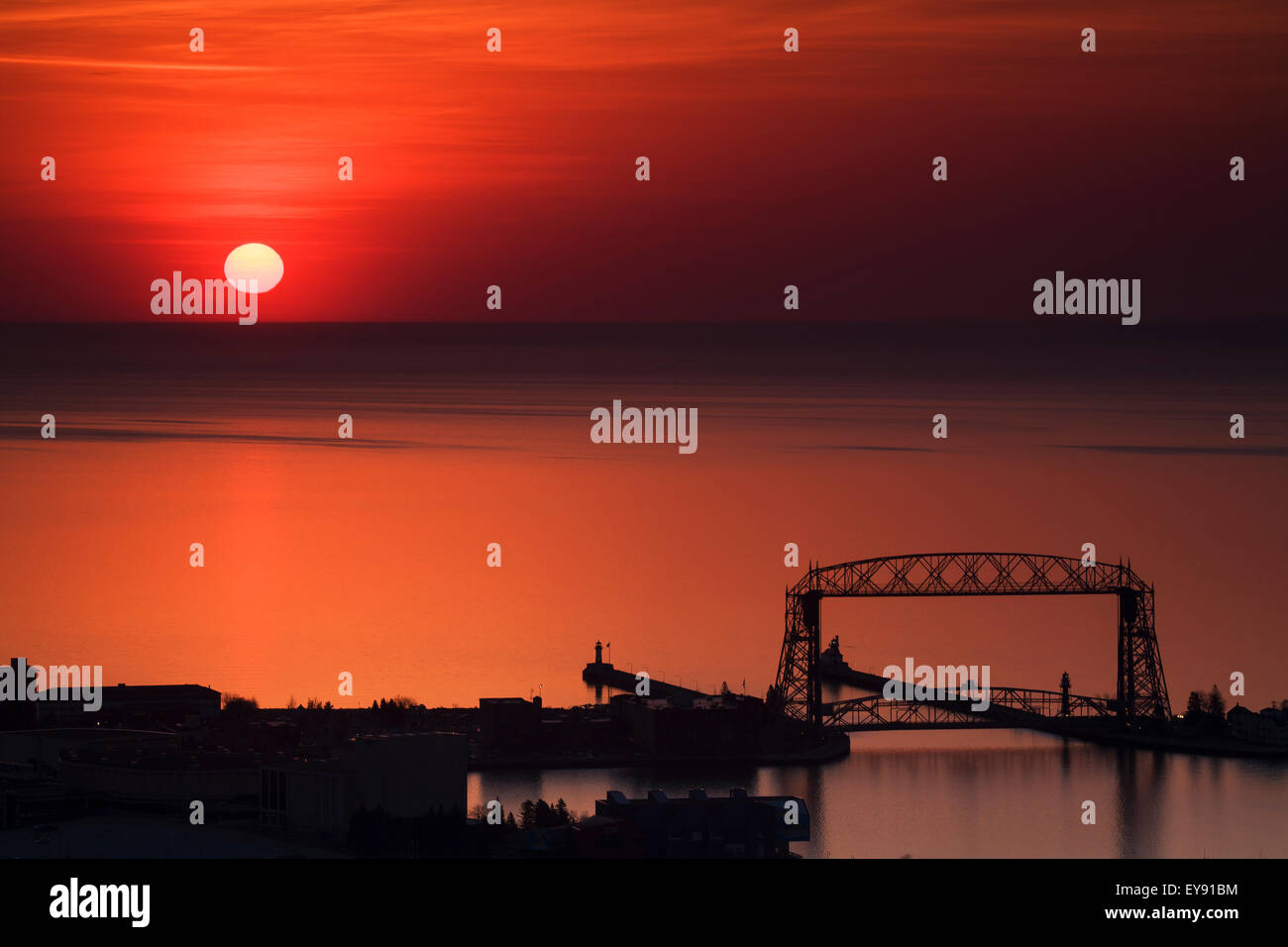 Sonnenaufgang über dem Lake Superior und die Antenne Hubbrücke im Canal Park von Enger Park gesehen; Duluth, Minnesota, USA Stockfoto