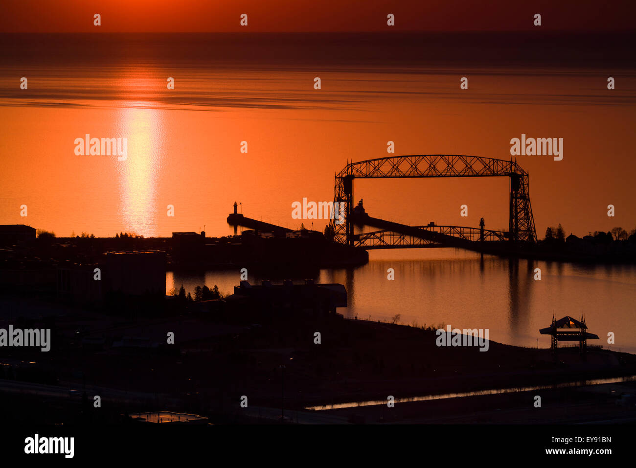 Sonnenaufgang über dem Lake Superior und die Antenne Hubbrücke im Canal Park von Enger Park gesehen; Duluth, Minnesota, USA Stockfoto