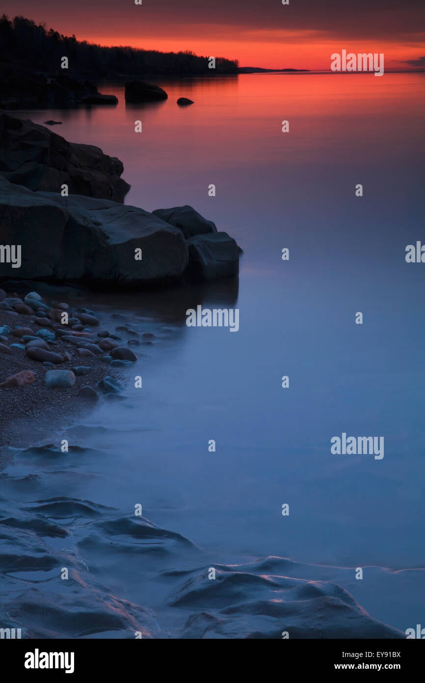 Erste Licht über dem nördlichen Ufer des Lake Superior, in der Nähe von Duluth; Minnesota, Vereinigte Staaten von Amerika Stockfoto