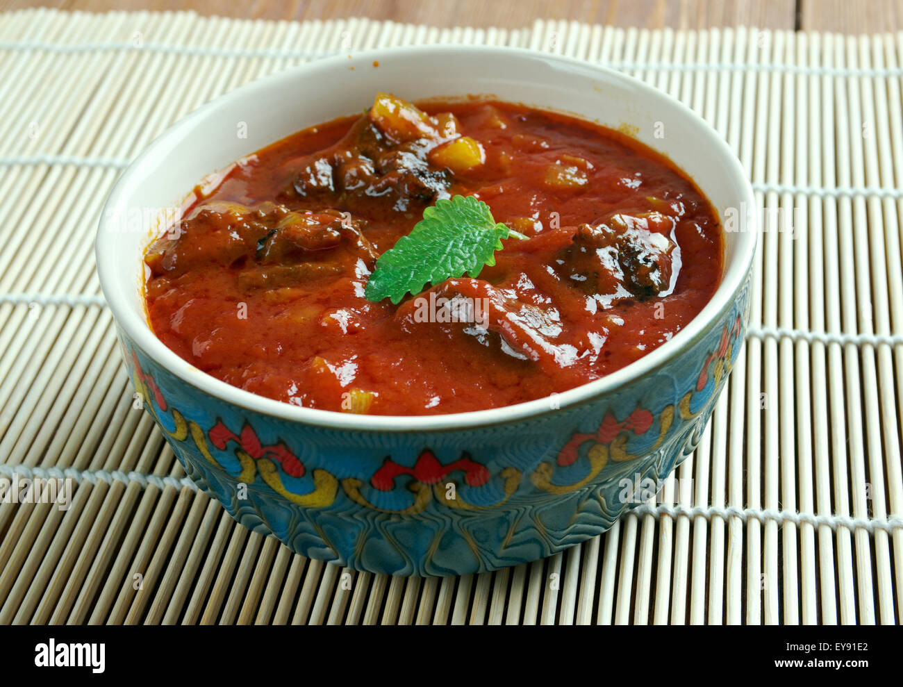 Laal Maans - Fleischcurry aus Rajasthan, Indien. Mutton Curry zubereitet in einer Sauce aus Quark und scharfe Gewürze wie z. B. rote Chilischoten Stockfoto