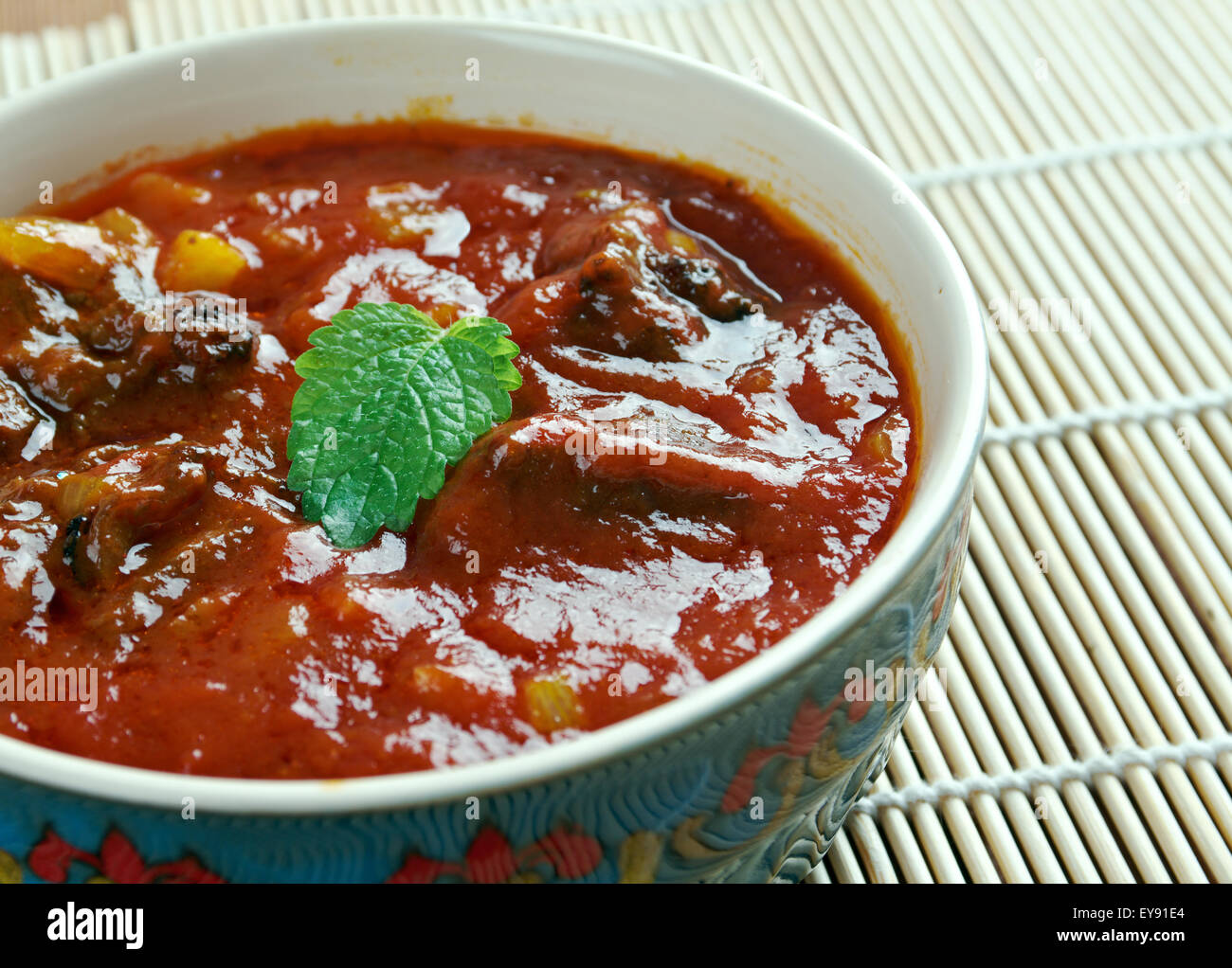 Laal Maans - Fleischcurry aus Rajasthan, Indien. Mutton Curry zubereitet in einer Sauce aus Quark und scharfe Gewürze wie z. B. rote Chilischoten Stockfoto